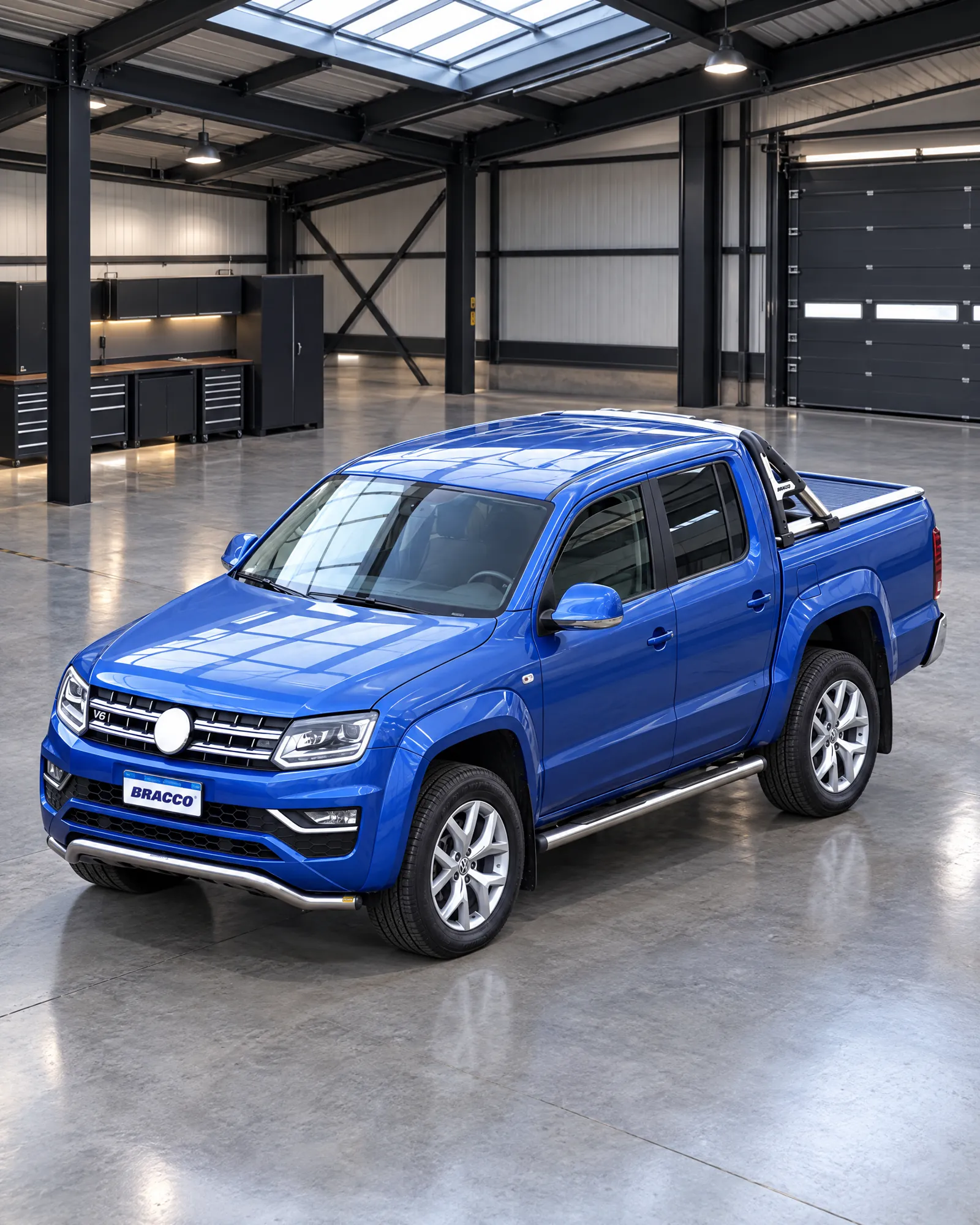 Volkswagen Amarok azul con jaula Bracco B4 y defensa, otro punto de vista