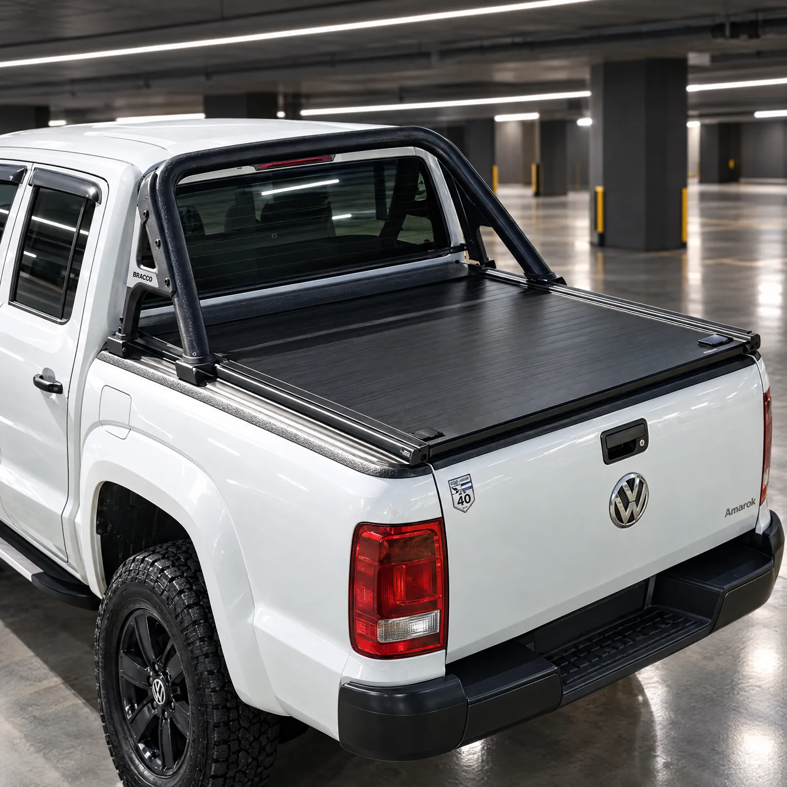 Volkswagen Amarok blanca con persiana Bracco B-ROLL y jaula, otro punto de vista