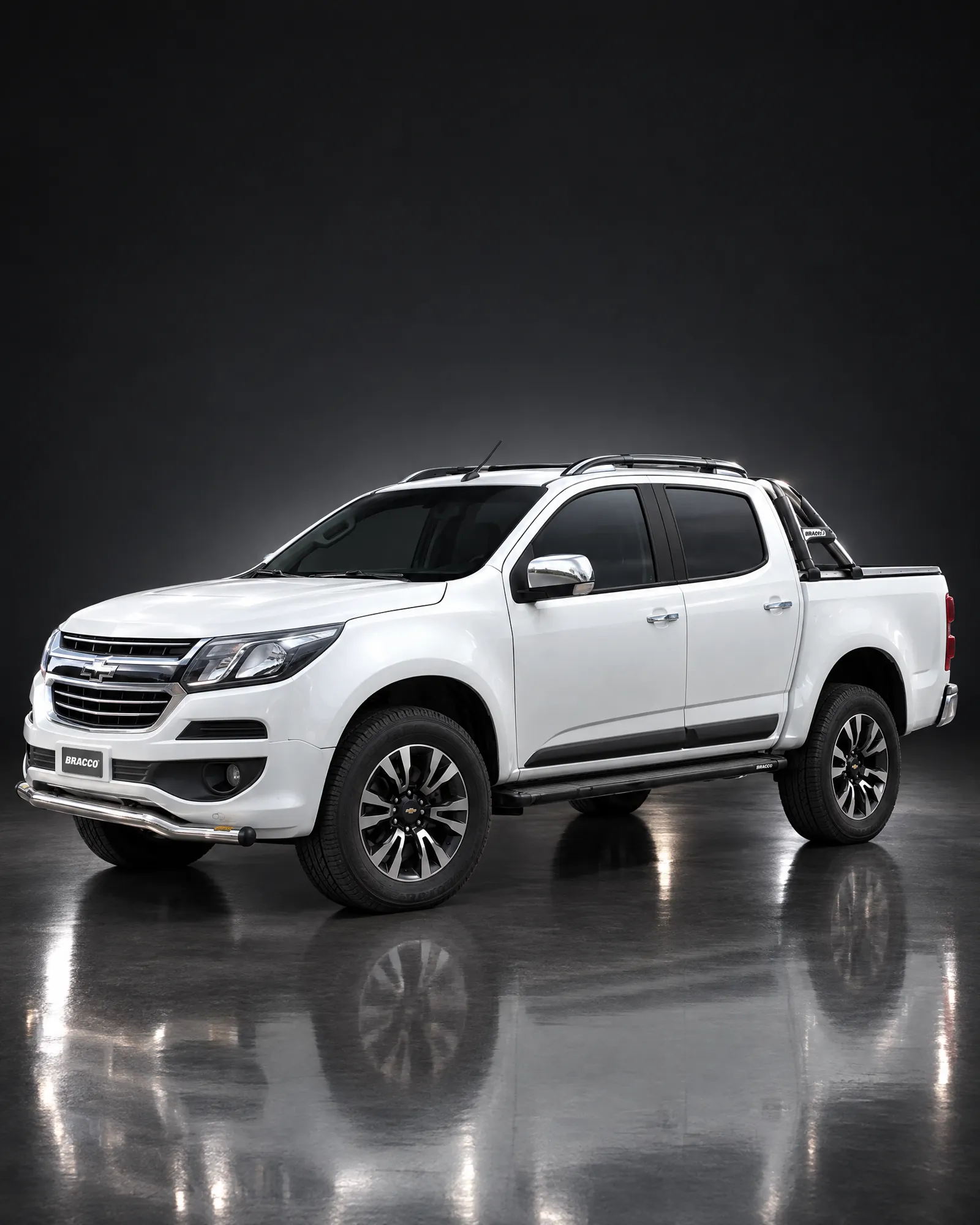 Chevrolet S10 blanca con defensa Bracco, otro punto de vista