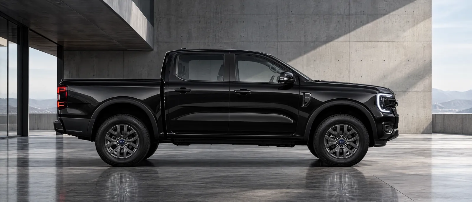 Ford Ranger negra de perfil en un espacio de arquitectura industrial