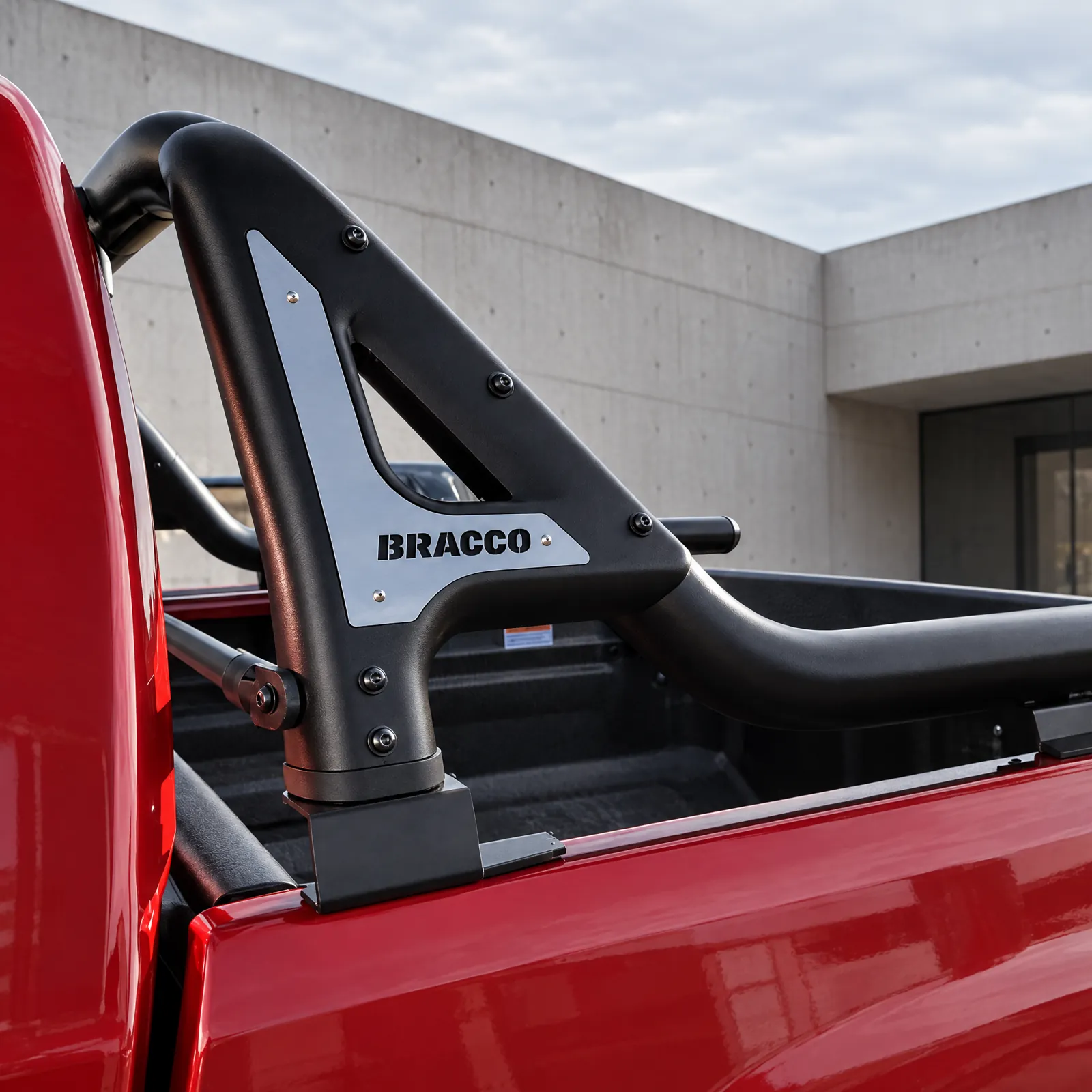 Jaula Bracco B4 negra en una pickup roja, otro punto de vista