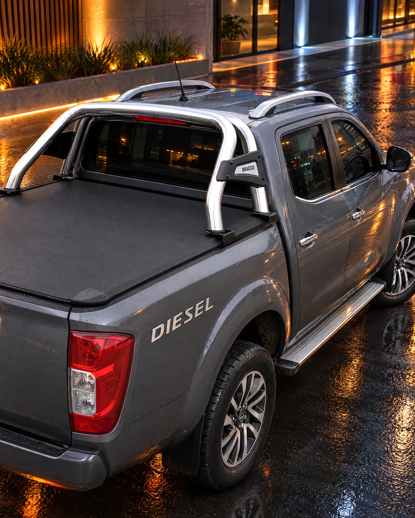 Nissan Frontier con jaula Bracco y cubierta de caja, otro punto de vista