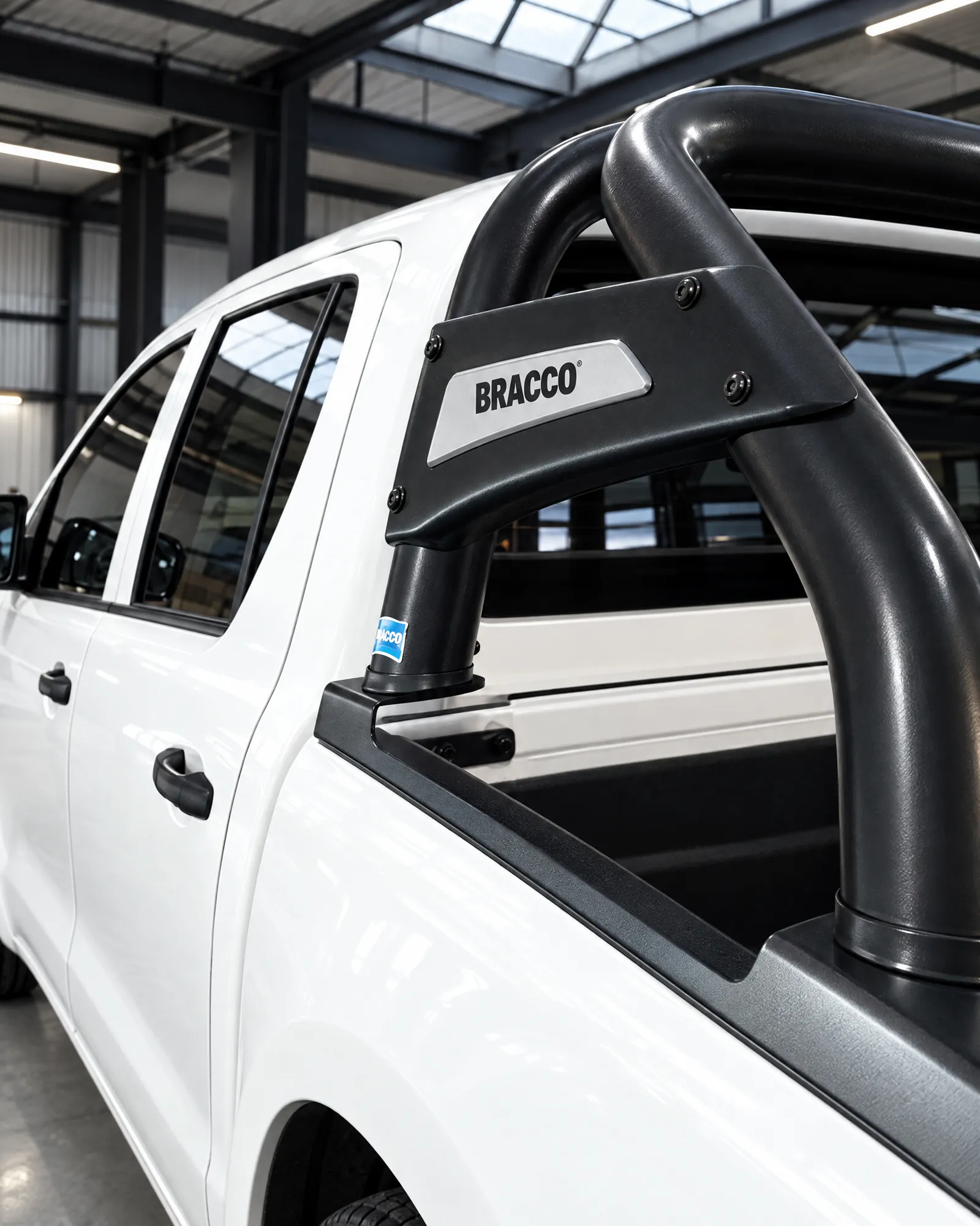 Jaula Bracco EVO negra en una pickup blanca, otro punto de vista