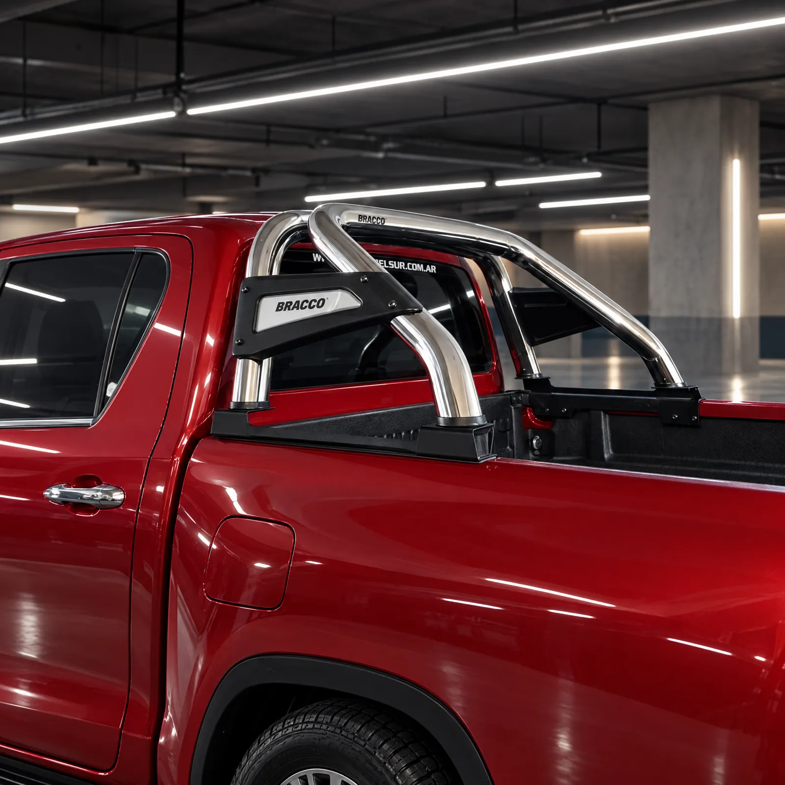 Toyota Hilux roja con jaula Bracco EVO inoxidable, otro punto de vista