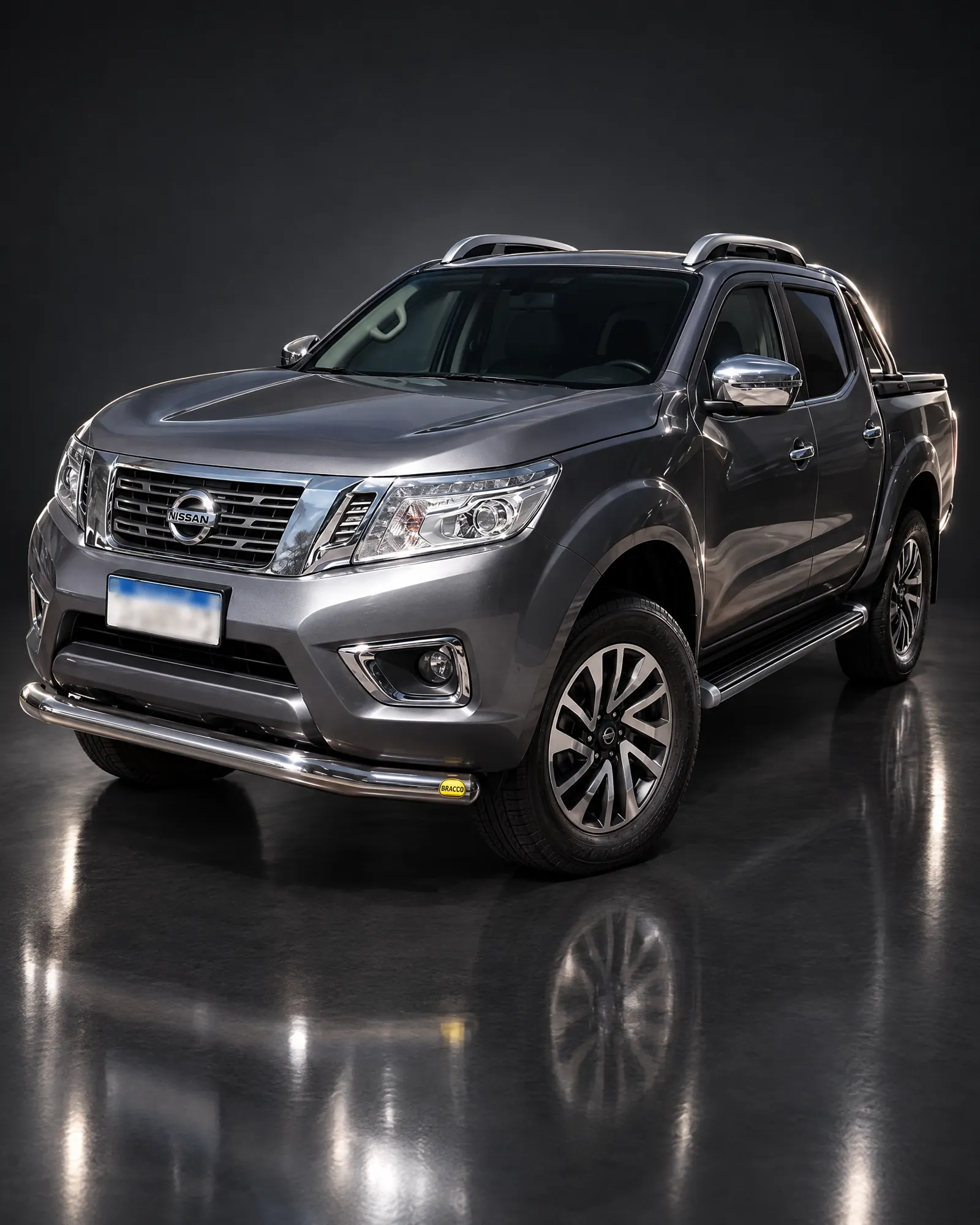 Nissan Frontier con defensa delantera Bracco en estudio oscuro