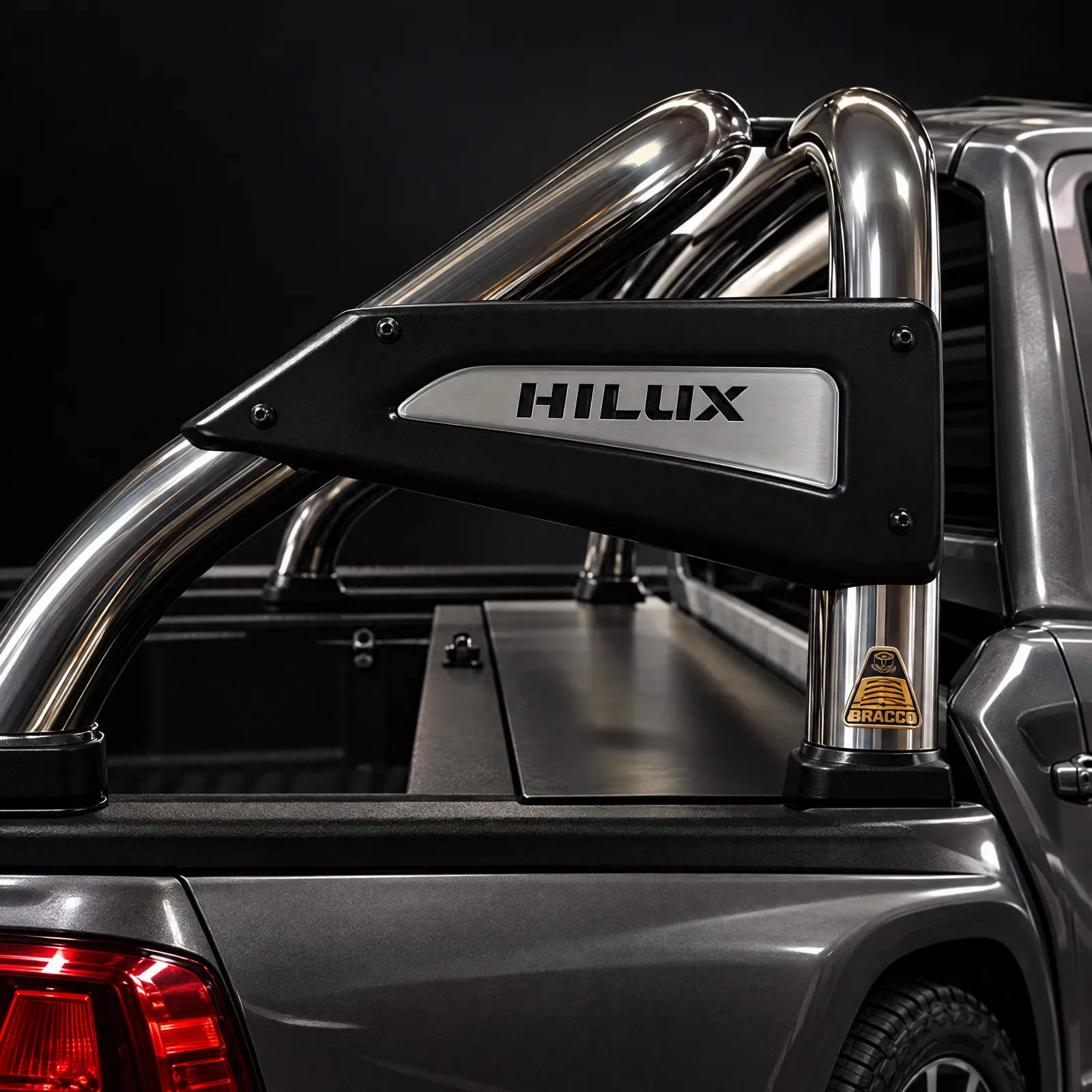 Detalle: jaula Bracco con placas HILUX en una Toyota Hilux