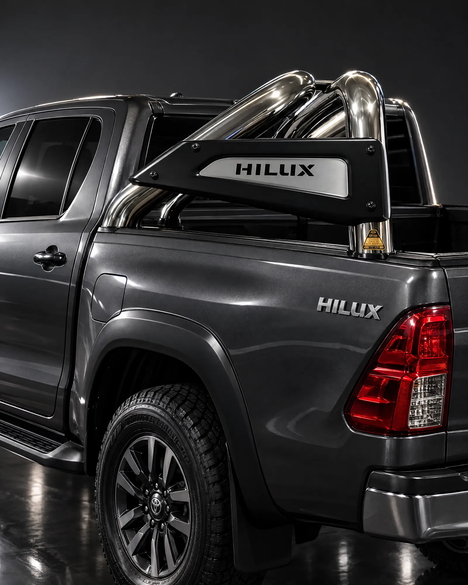 Jaula Bracco con placas HILUX en una Toyota Hilux en estudio oscuro (referencia de la línea)