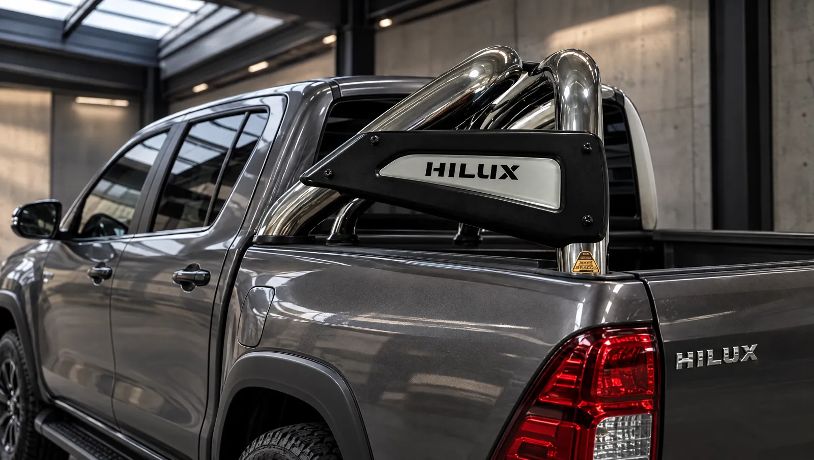 Jaula Bracco con placas HILUX en una Toyota Hilux en un espacio de arquitectura industrial (referencia de la línea)