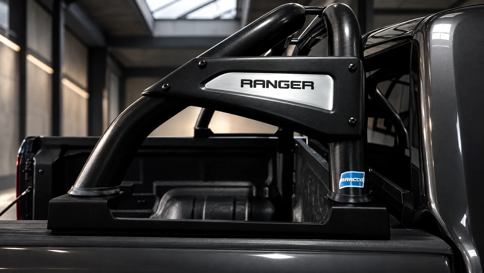 Jaula Bracco con placa RANGER en una Ford Ranger en un espacio de arquitectura industrial
