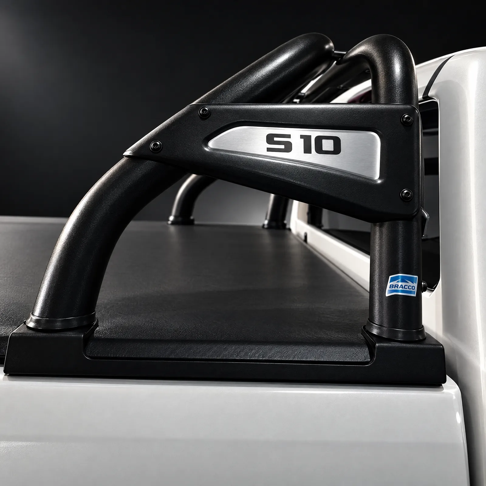 Detalle: jaula Bracco con placa S10 en una Chevrolet S10 (referencia de la línea)