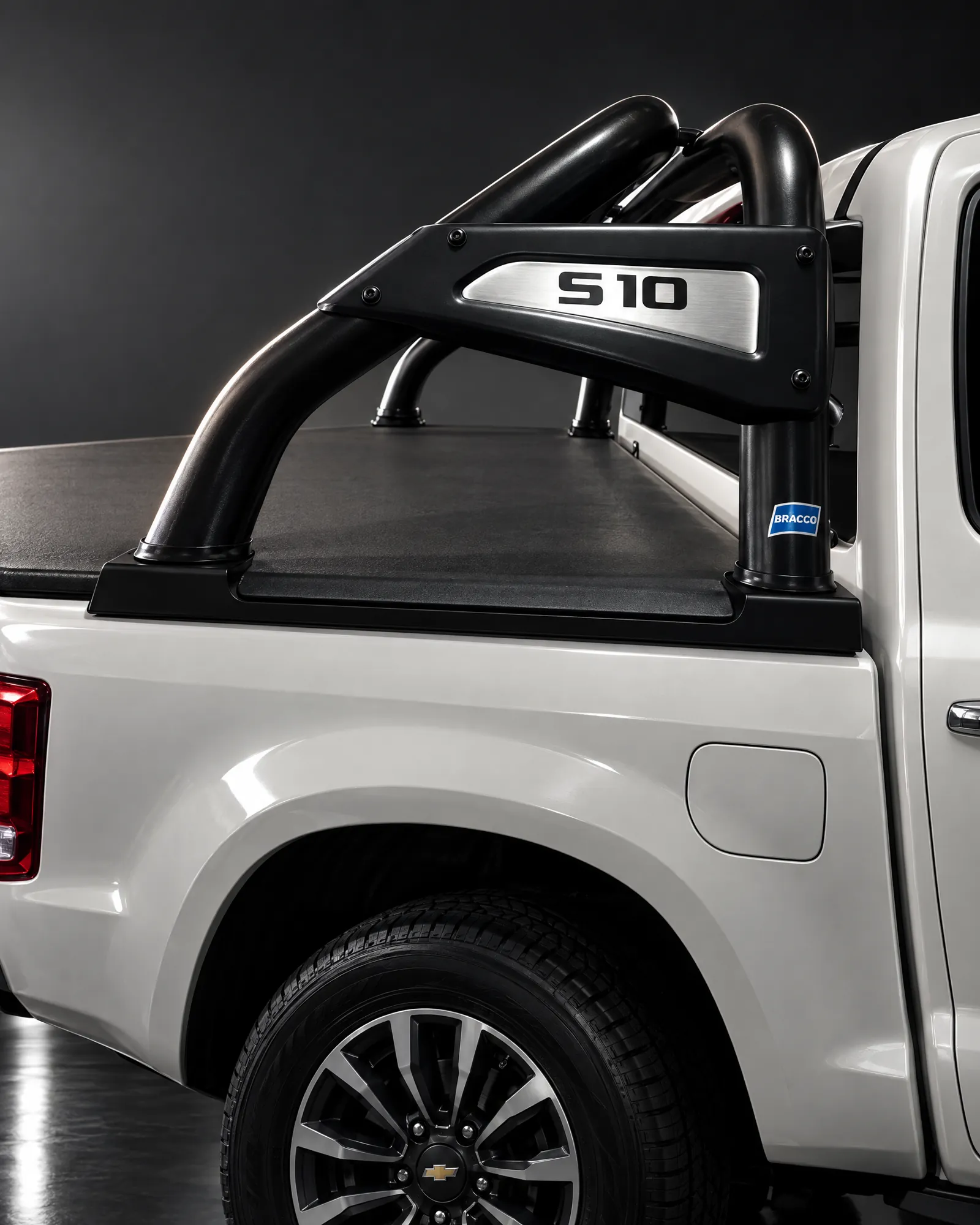 Jaula Bracco con placa S10 en una Chevrolet S10 en estudio oscuro (referencia de la línea)