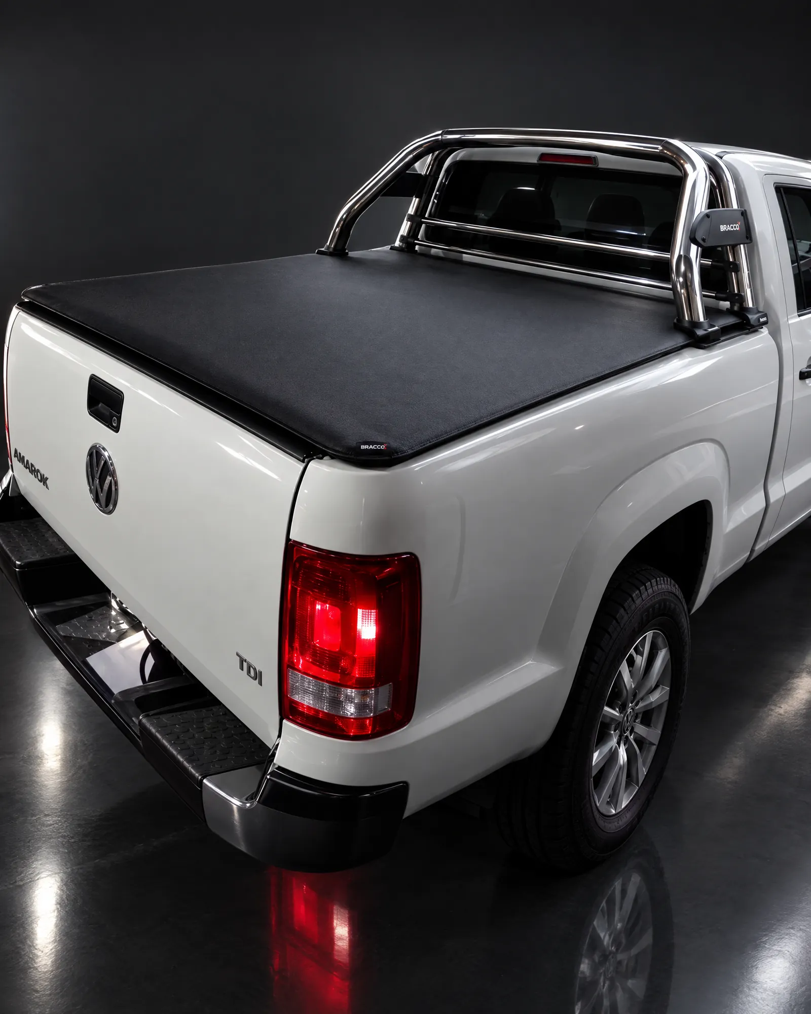 Volkswagen Amarok con lona Bracco y jaula inoxidable en estudio oscuro