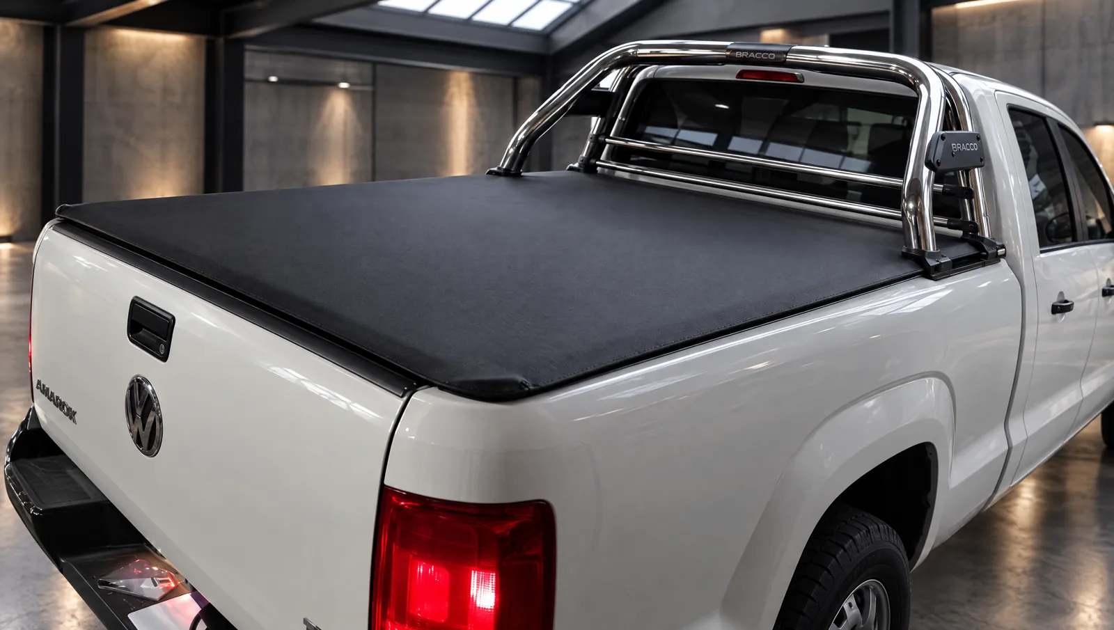 Volkswagen Amarok con lona Bracco y jaula inoxidable en un espacio de arquitectura industrial