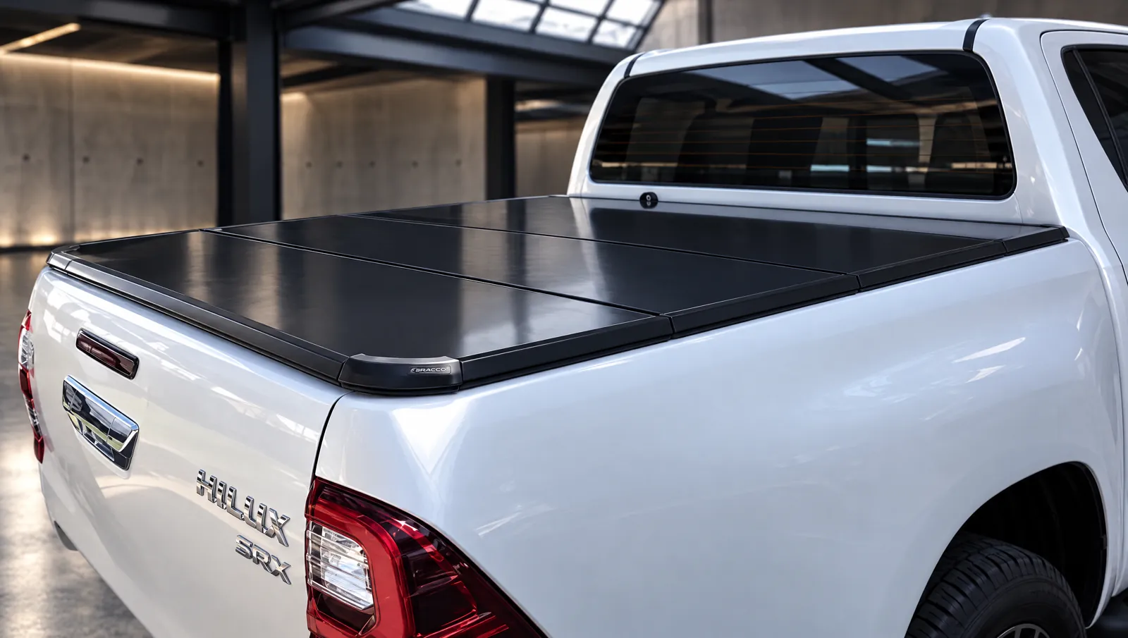 Toyota Hilux con tapa rígida plegable Bracco en un espacio de arquitectura industrial