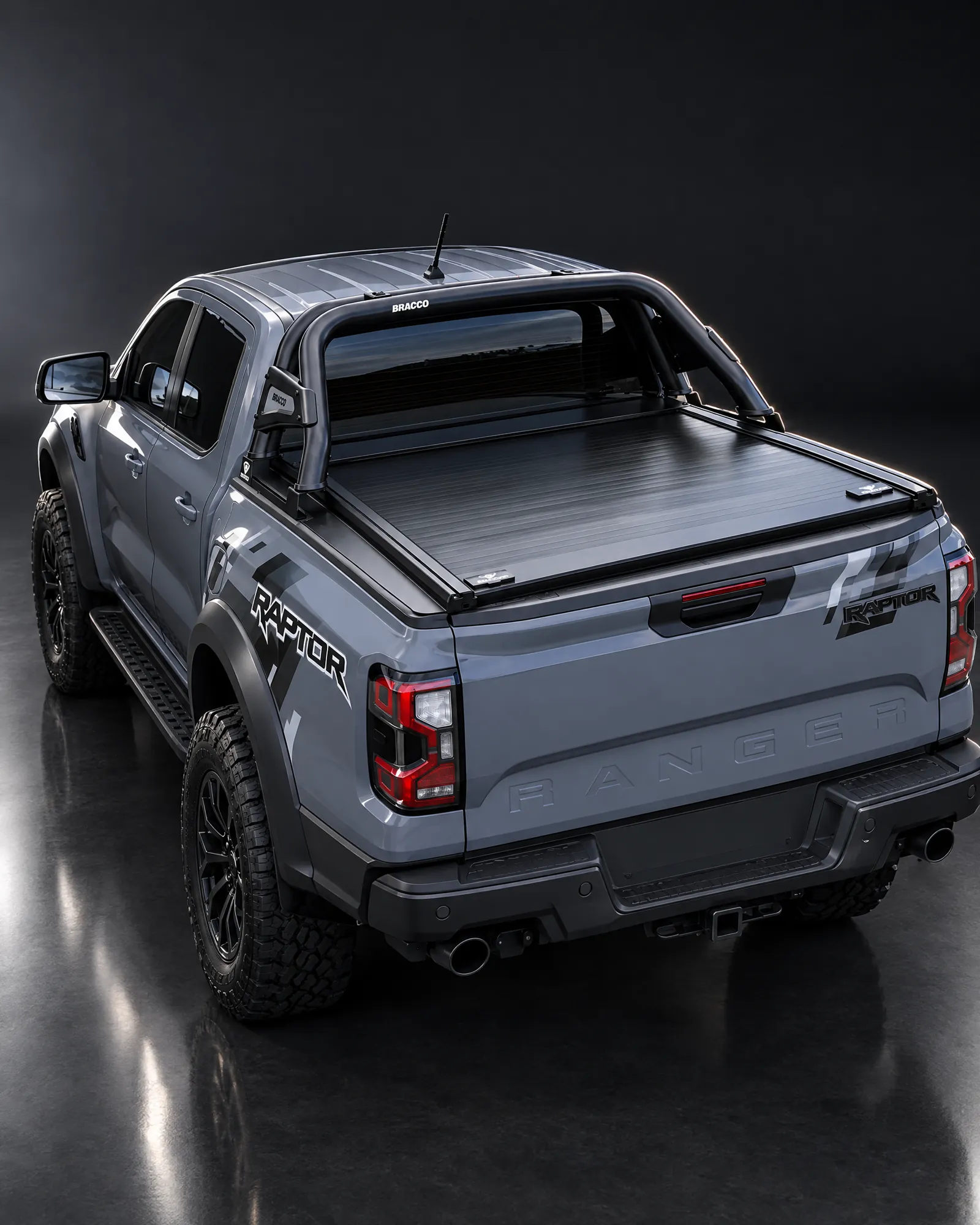 Ford Ranger Raptor con persiana retráctil B-ROLL y jaula Bracco en estudio oscuro