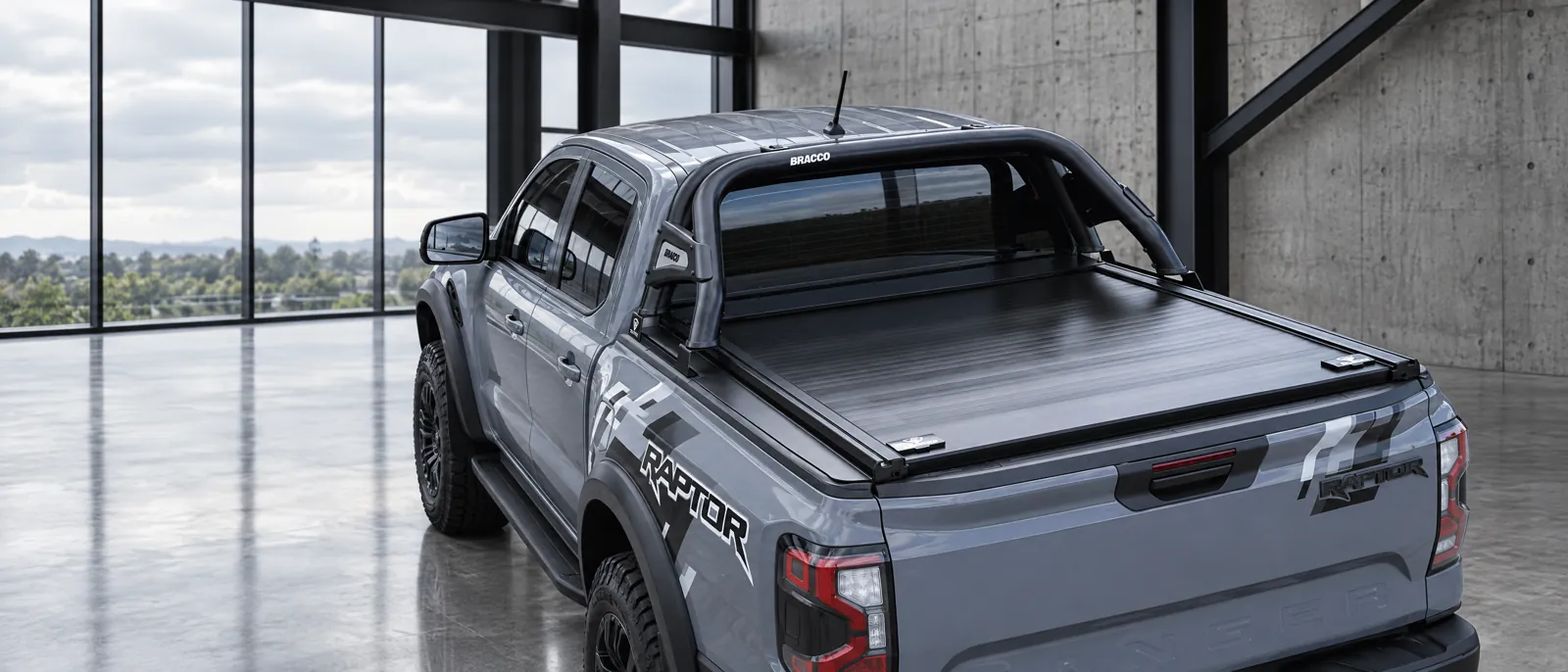 Ford Ranger Raptor con persiana retráctil B-ROLL y jaula Bracco en un espacio de arquitectura industrial
