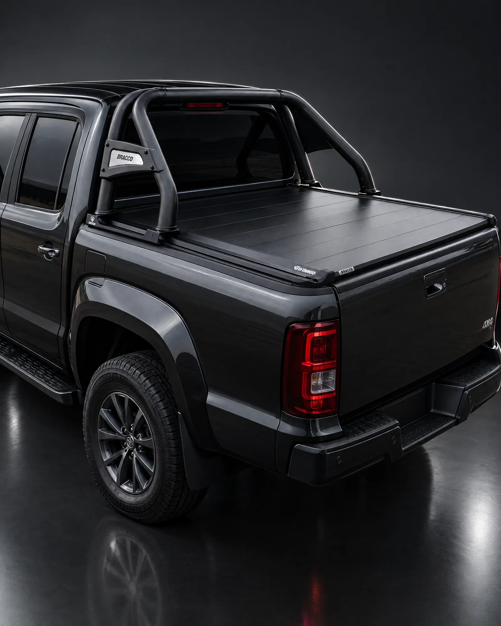 Tapa rígida plegable B-TANGO de Bracco con jaula, en una pickup en estudio oscuro