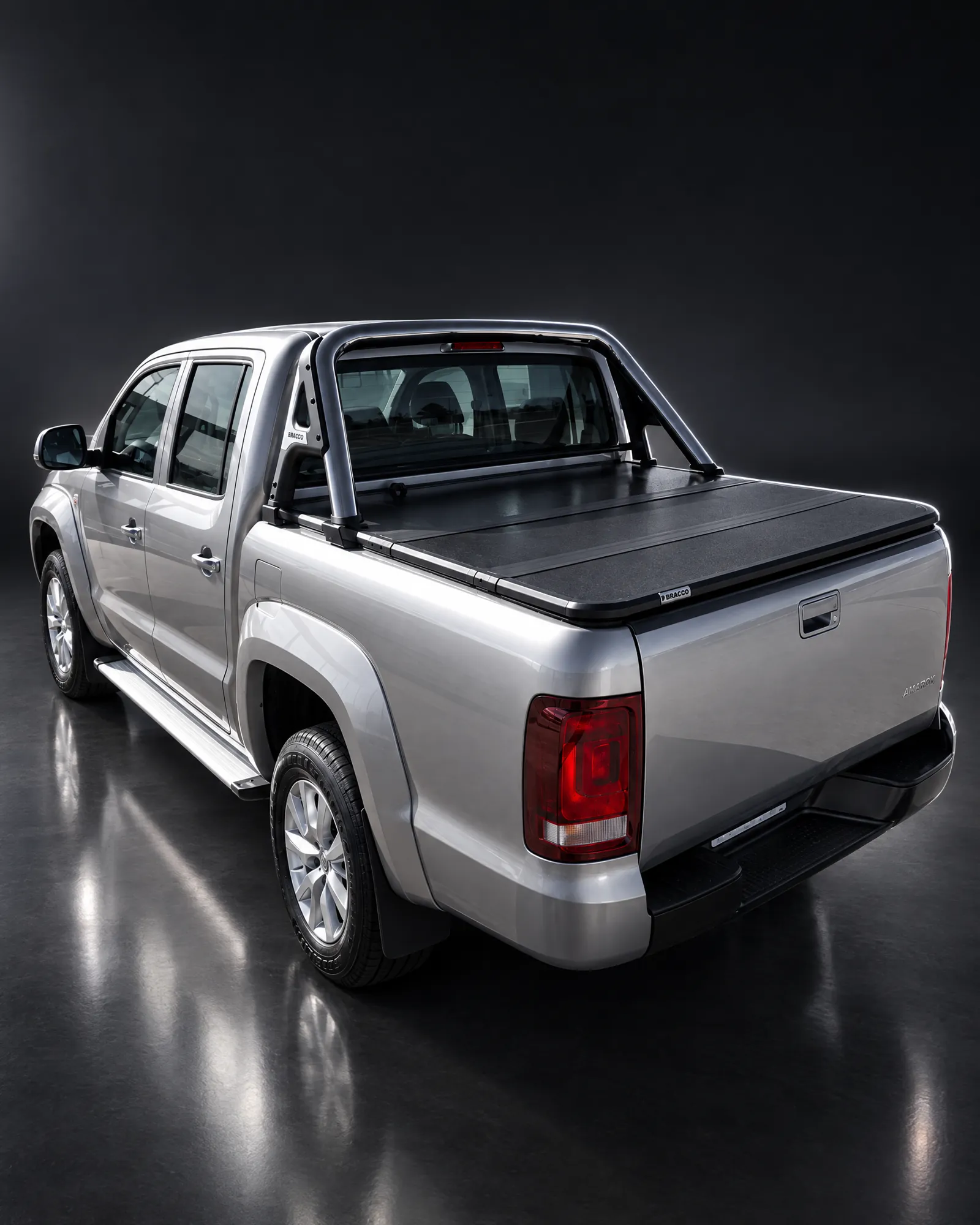 Volkswagen Amarok con jaula Bracco y tapa rígida en estudio oscuro (referencia de la línea)