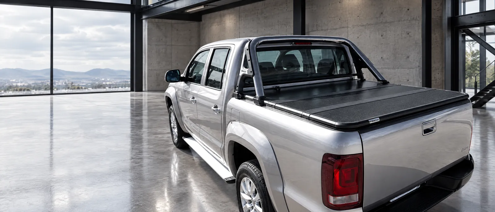 Volkswagen Amarok con jaula Bracco y tapa rígida en un espacio de arquitectura industrial