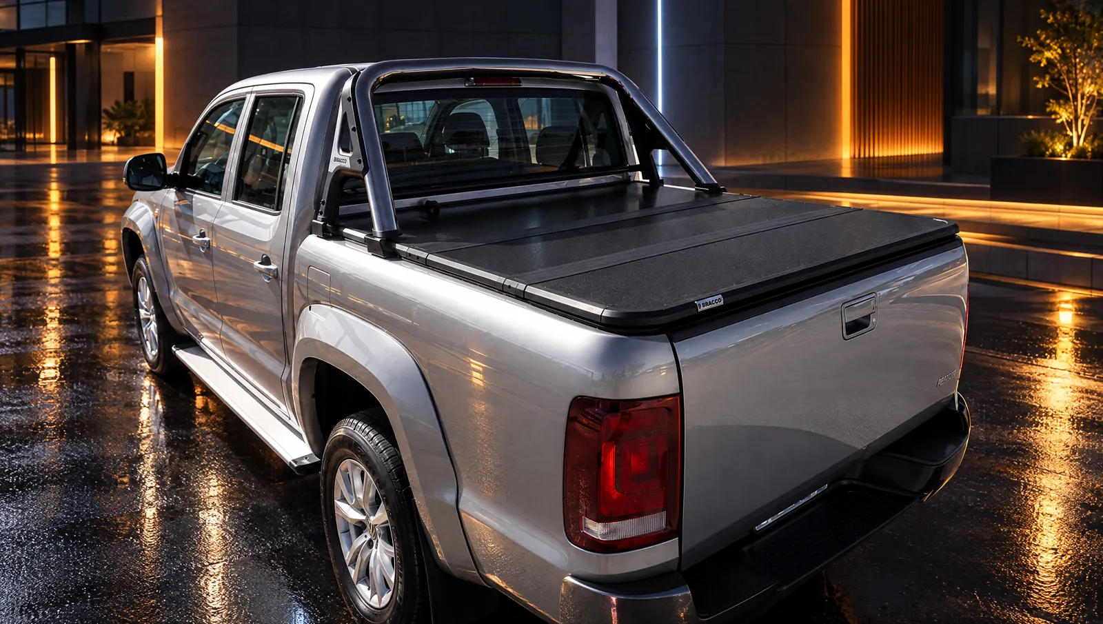 Volkswagen Amarok con jaula Bracco y tapa rígida de noche en un entorno urbano
