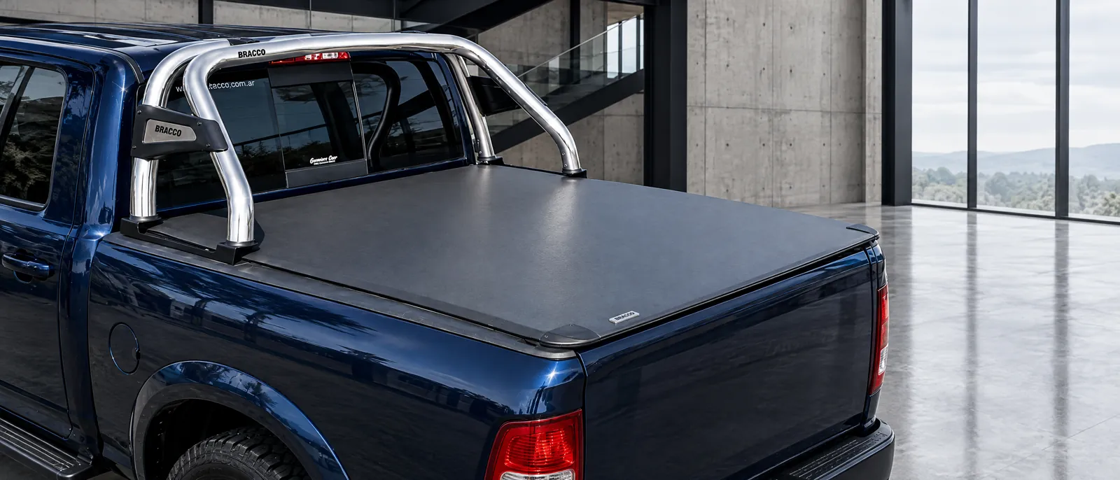 Pickup con lona Gerónimo y jaula de acero inoxidable Bracco en un espacio de arquitectura industrial