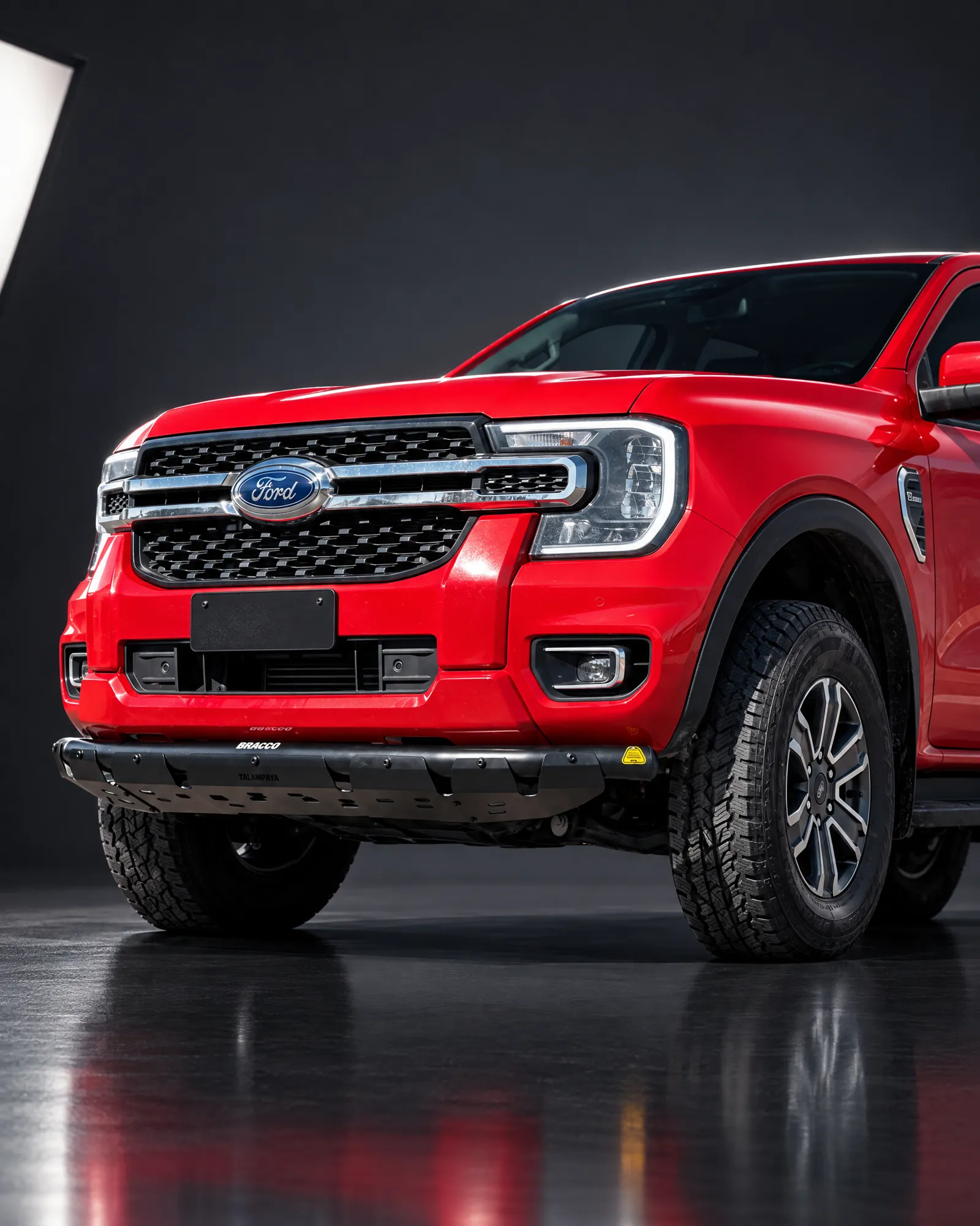 Ford Ranger 2023 en adelante con defensa Talampaya Black de Bracco en estudio oscuro