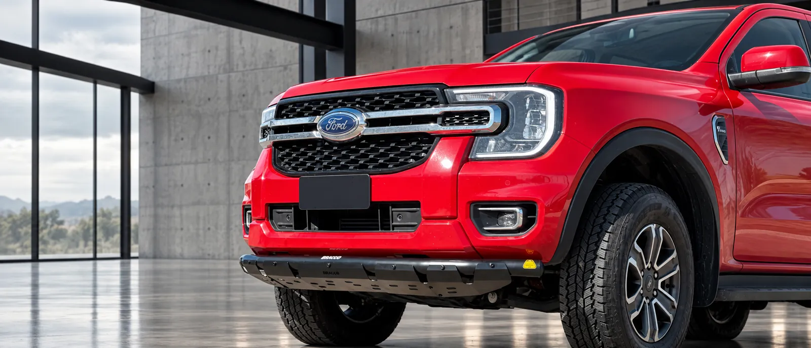 Ford Ranger 2023 en adelante con defensa Talampaya Black de Bracco en un espacio de arquitectura industrial