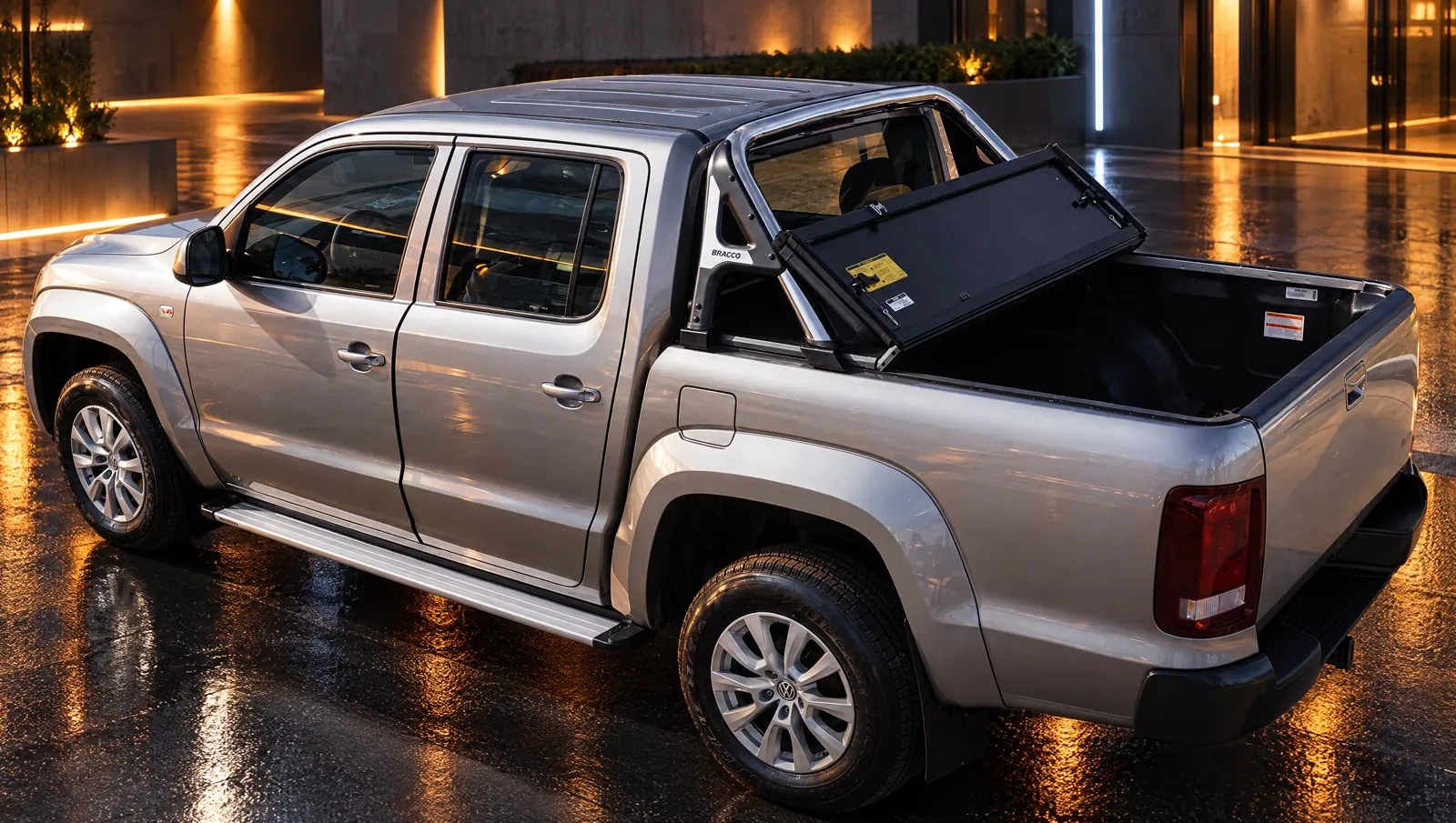 Volkswagen Amarok con tapa rígida rebatible Bracco abierta y jaula de noche en un entorno urbano (referencia de la línea)