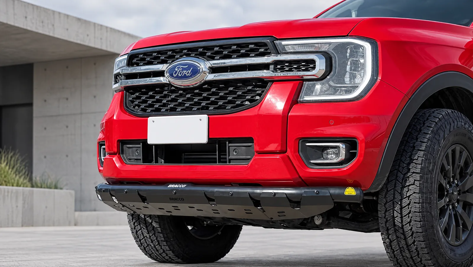 Ford Ranger roja (2023 en adelante) con defensa Bracco Talampaya